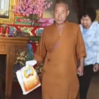 仏教聖地で供物を地面に叩きつけた僧侶　中国で「末法の世」が現実となる【動画あり】