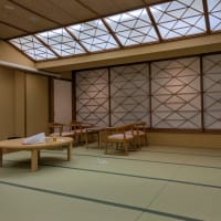 大広間でひとり寝る（瀬波温泉）