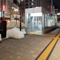 札幌・街の一コマ　：　札幌市営地下鉄大通駅出入口３５