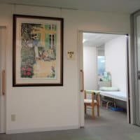 定期健診医院の待合室　------　絵や植木が飾ってあります
