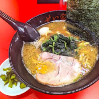 せい家＠錦糸町　「企業系の家系風ラーメン」の有名店！　驚愕の一杯650円のラーメン並、具もいっぱいで卓上にも色々いっぱい！