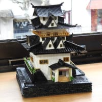 宇和島城の模型とミニチュアカーと松ぼっくりとどんぐりを用いた飾り物♪