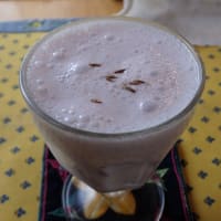松本市蟻ヶ崎の「カフェ・れら」で手ごねハンバーグのスープカレー。さらさら系スープが好みです。