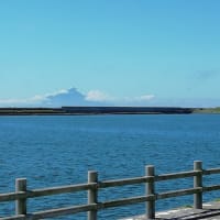 天塩川河口、天塩町から見える利尻富士です。
