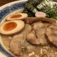 「魚介豚骨のスープに玉...」