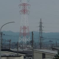 住宅地の紅白鉄塔