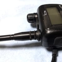 アンテナの隙間にゴムブッシュを入れた（IC-R6）