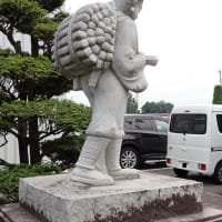 0330-小諸のカトー自動車(株)の本社脇に金次郎像が立っている。