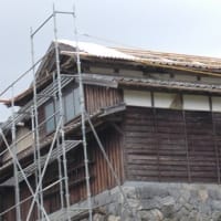 屋根（瓦）を、ガルバ鋼板で葺き替える