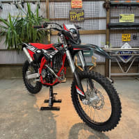 昨日に続きBETA開梱の儀！答えは、BETA RR 4T 125LC でした！のラッキーな仕様で、MOTARD用17インチホイール付の二刀流仕様です！