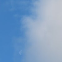 月が、雲を使って隠れんぼ遊び