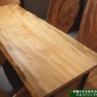 ２８２０、シャープで木目がキリっとして、美しい一枚板を展示しました。一枚板と木の家具の専門店エムズファニチャーです。