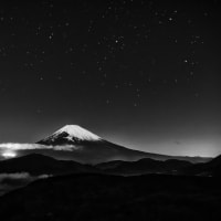 冠雪富士のモノクロ星景 - Mt. Fuji in the moonlight -