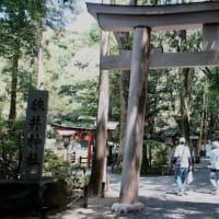 大神神社の境内へ-奈良県桜井市：山の辺の道