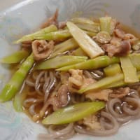 これは贅沢？冷たいタケノコ肉蕎麦