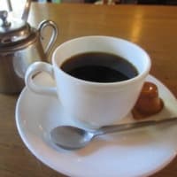 「COFFEEランチ軽食ポエム」でコーヒー付き、家庭料理の日替わりランチ680円。コーヒー豆も買いました