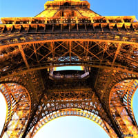 心ふるえる風景　パリ編⑤　真下から見上げるエッフェル塔の柔と剛