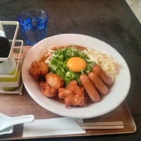 鯱市　汁なしカレーうどん（チーズ、ソーセージトッピング）