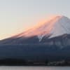 富士山に朝日が登って色づいていました・・・