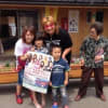 仮設住宅で女子プロレス腕相撲