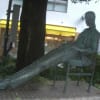 カリヨン広場「くつろぐ若い女性像