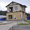 いわき豊間中校舎と体育館の屋根を北側から見た