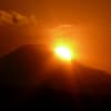 冨士山をすべり下りる夕日