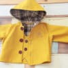 マスタードカラーがポイントの春服