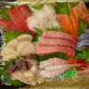 「刺身盛合せ」「握り寿司」は予約販売です！店頭では新鮮「お刺身」を１盛りから販売中！！刺身と手作り干物の専門店「発寒かねしげ鮮魚店」。