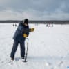 氷下の釣り　冬の遊びの一つに氷に穴を開けて釣りをするのが人気です　サハリンインホ