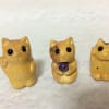ツゲの枝で根付けのカエルと猫を彫りました