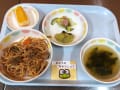 [16]4/10・24（水）給食　ナポリタン　スープ（玉葱・小松菜）　さつま芋のグラッセ　きゃべつのフレンチサラダ　甘夏