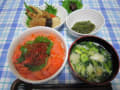 [68]鮭丼・煮物・もずく酢・梅の甘露煮・お味噌汁