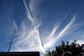飛行機雲と筋雲の競演（9月5日夕刻の空を見上げる）