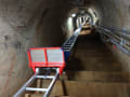 ダム地下階段　荷揚げリフト設置