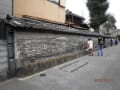 谷中観音寺の築地塀と根津神社の社殿を囲む透塀