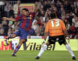 [16]Ronaldinho-dispara-ante-Ricardo-portero-del-Betis-1074.jpg