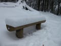 雪を被ったベンチ