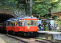 電車のホームに神社が有る駅・箱根登山鉄道　塔ノ沢駅（神奈川県）