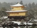 雪降りしきる金閣寺です・・