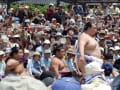 稀勢の里・常陸山像の前で土俵入り