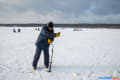 氷下の釣り　冬の遊びの一つに氷に穴を開けて釣りをするのが人気です　サハリンインホ