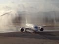 B787歓迎放水アーチ