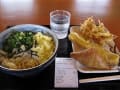 ふっかけうどん（冷）、野菜のかき揚げ、竹輪天、いなり寿司510円