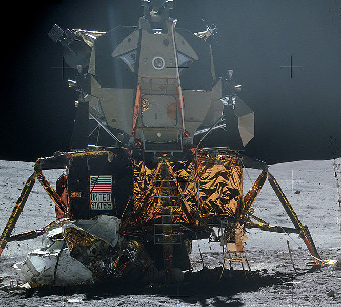 我が郷でアポロの成功を信じる者はいない。あんなガラクタの月着陸船で、再び月の周回軌道まで飛び上がるのは無理である