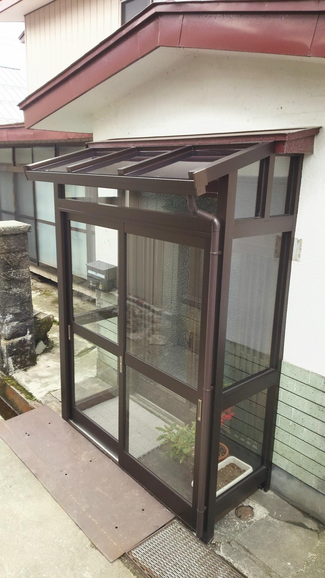 小さい屋根付き風除室ができました 窓 ドア カギ修理の店 新庄市東山 タカハシガラス店です