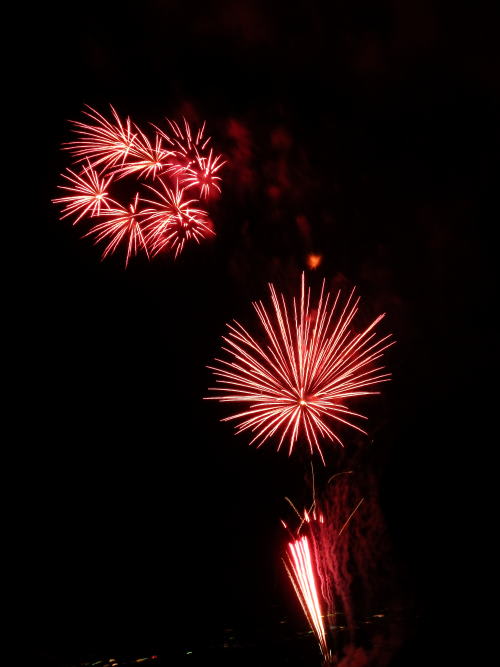２０１５年諏訪湖祭湖上花火大会で見た花火（3）　赤い打ち上げ花火