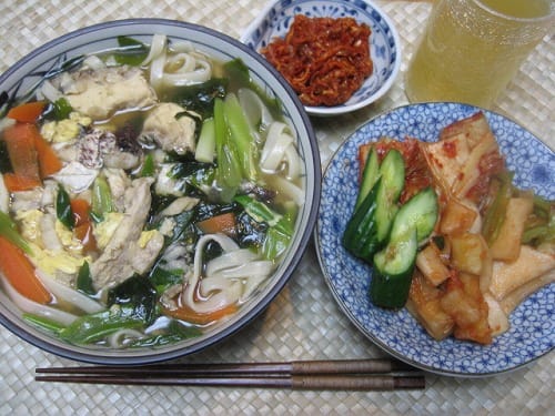 うどんとキムチのひとり晩ごはん 気分しだいで食べりゃんせ
