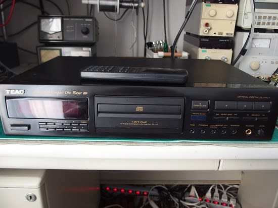 TEAC CD-P1820 - ガラクタな部屋