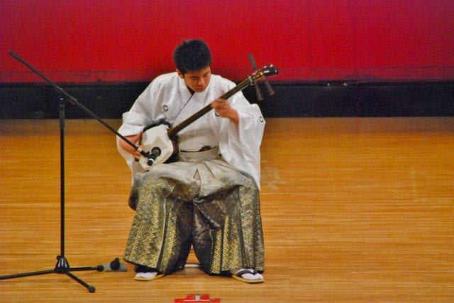 津軽三味線を弾く中学生 ハレルヤさん ショット 津軽三味線を弾く中学生 ハレルヤさん ショット